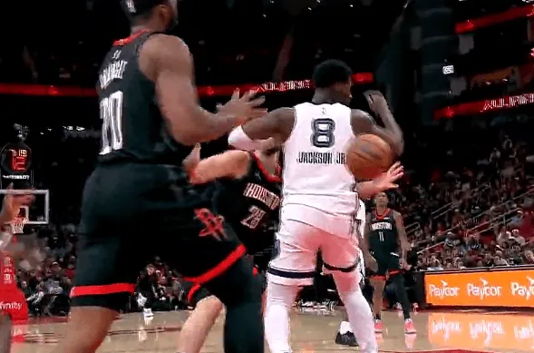 欧冠直播-申京在小贾伦身后送出妙传,助攻奥科吉打进2+1