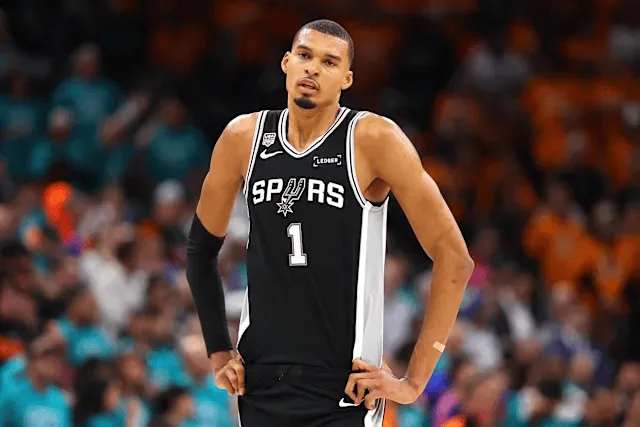 NBA直播-美记：文班休赛期该跟邓肯一起训练，提升自己低位进攻能力